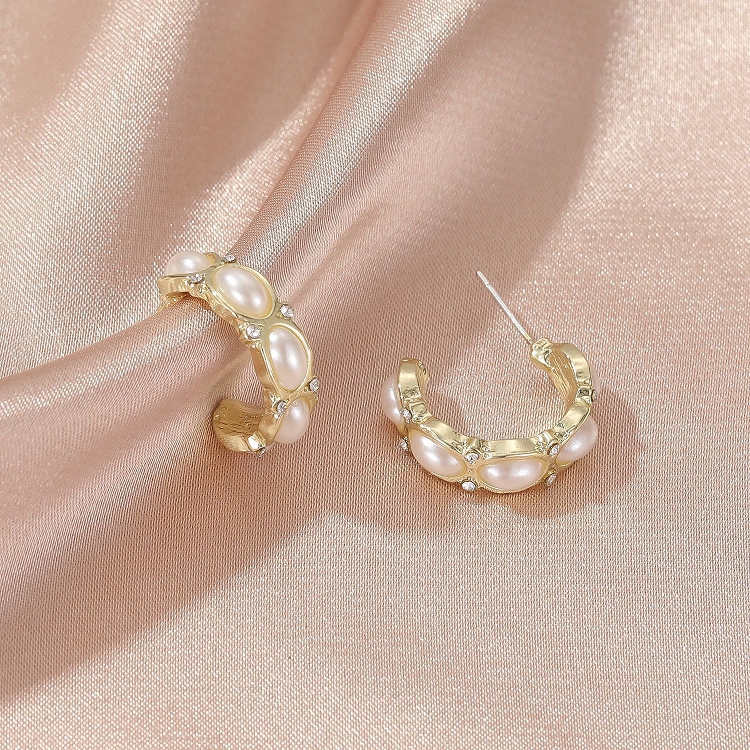 South Korea's new personality geometric diamond pearl earrings INS fashion temperament tide semicircular female wholesale earrings ?